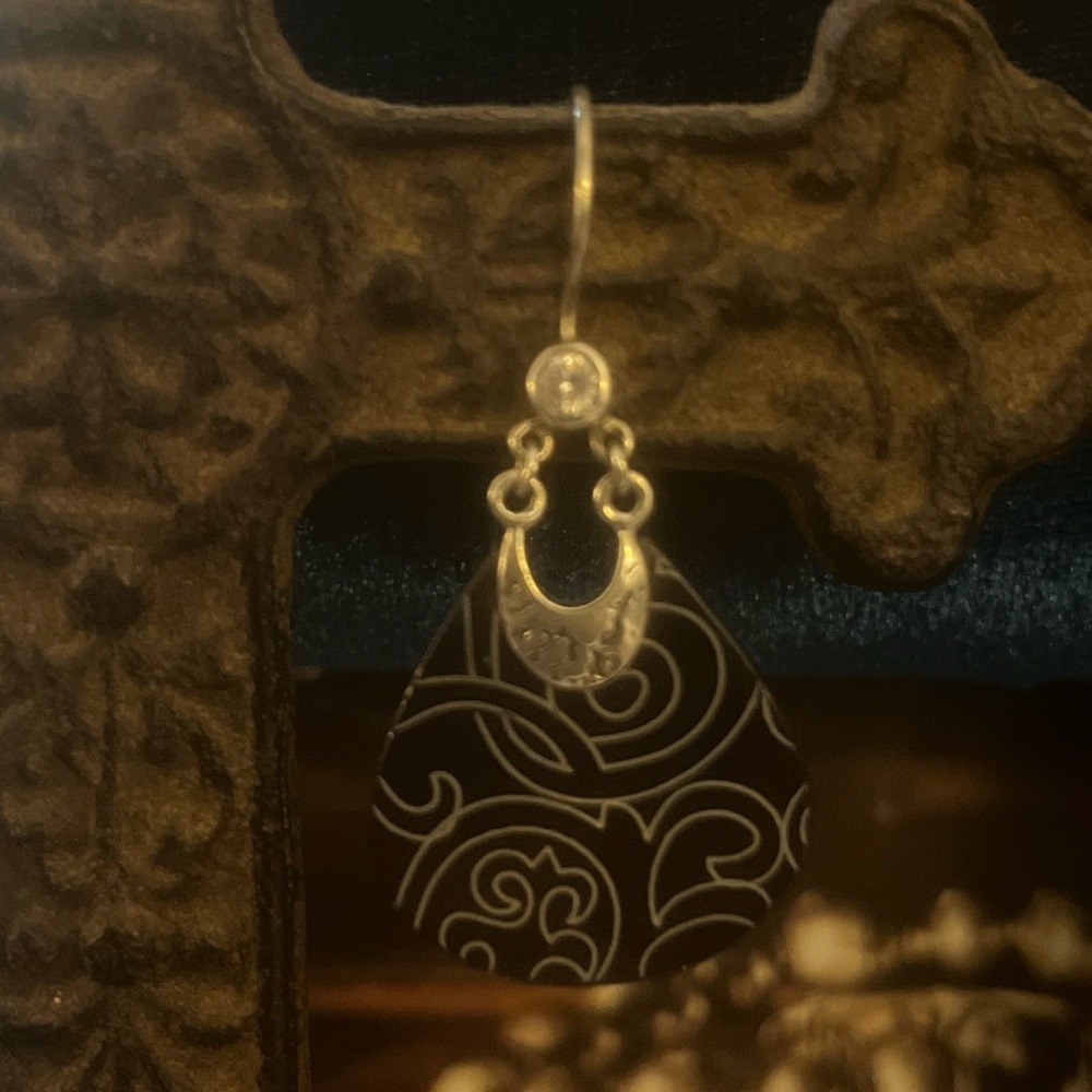SINGLE EARRING ONLY Silpada Subtle Breeze
Earring.